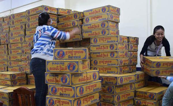 Zwei PSE-Mitarbeiterinnen bereiten Lebensmittelpakete vor einer Verteilung vor