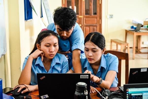 Trois étudiants de la formation aux métiers du digital travaillent ensemble