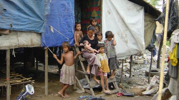 Eine Familie in einem Gebiet großer Armut