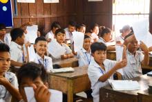 Les enfants du programme de cours de rattrapage en classe